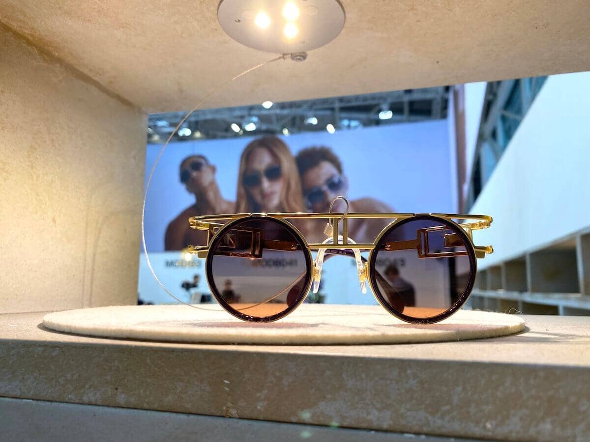 Brillentrends 2022 - Sonnenbrille von Cazal mit runden Gläsern, die von goldfarbenem Gestell gehalten werden