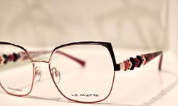 La Matta-Brille mit rot-schwarzem pfeilartigen Design