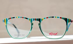 Kaos-Brille mit verschieden farbigen Streifen