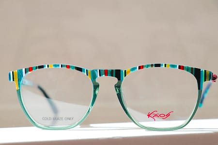 Kaos-Brille mit verschieden farbigen Streifen