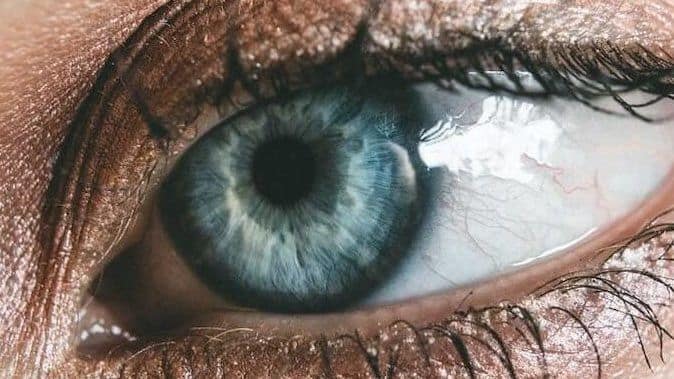 Augentest - blaues Frauenauge in Nahansicht