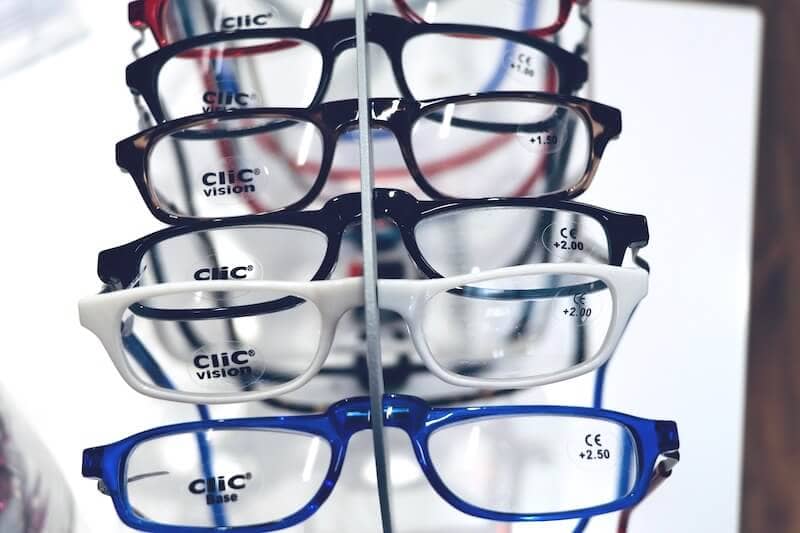 Ob weiß, rot oder blau - Magnetbrillen gibt es in verschiedenen Ausführungen.