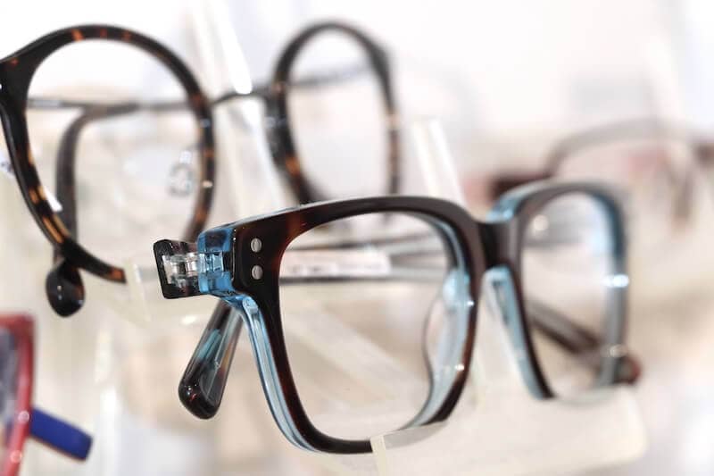 Kinderbrille mit schwarz-blauem Rahmen