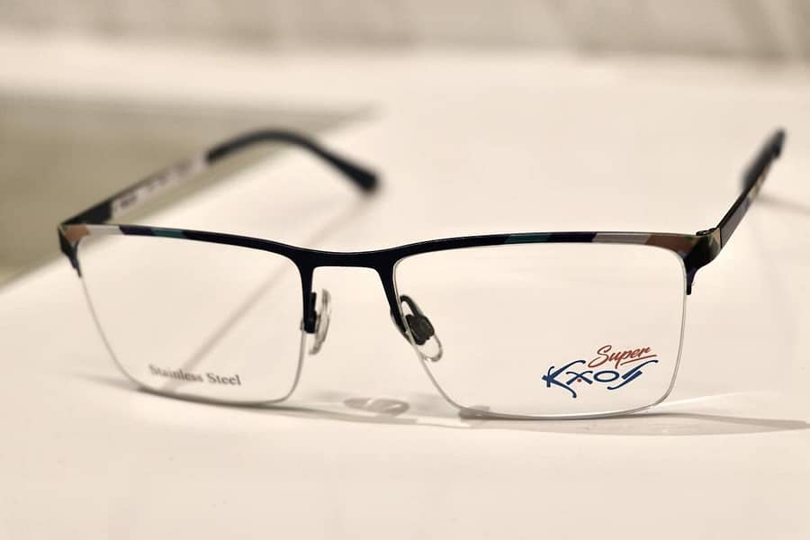Schlichte dunkle Kaos-Brille mit rechteckigen Gläsern