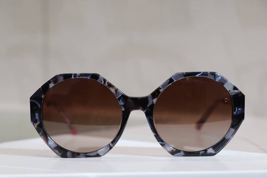 Damen-Sonnenbrille mit achteckigen blau-schwarz melierten Gläsern