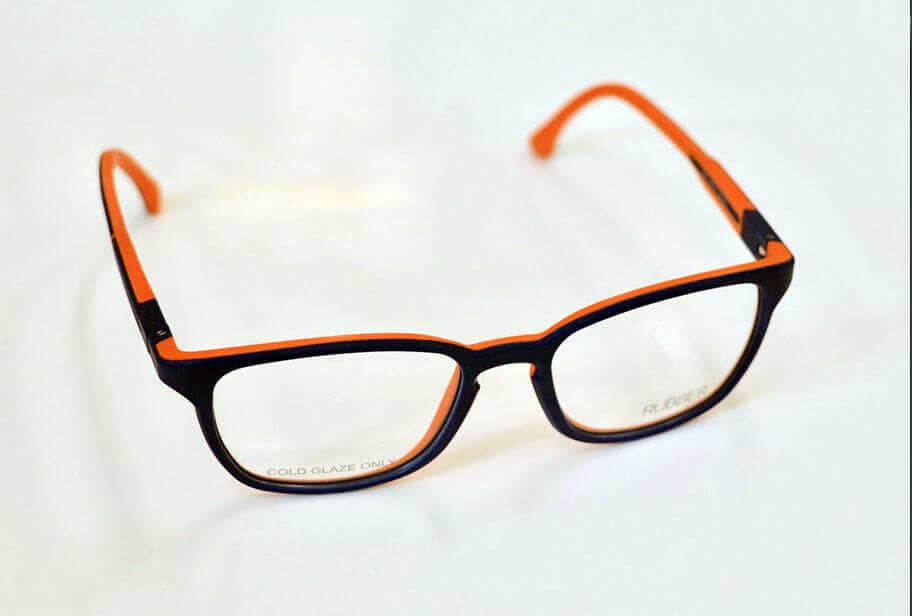 schwarze Kinderbrille mit orangenen Bügeln